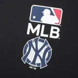 Remera verde agua con el logo de la MLB y el logo de los New York Yankees estampado en el frente.