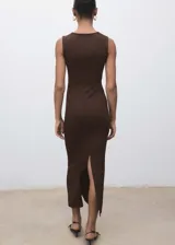 Vestido largo marrón ajustado al cuerpo, sin mangas y con cuello redondo.