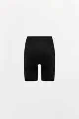 Shorts tipo ciclista color piel, de tiro alto y cintura elástica.