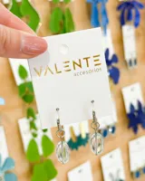 Aros colgantes con gancho de acero y cuentas facetadas transparentes.