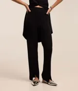 Pantalón recto negro de viscosa con cintura elástica y textura acanalada.