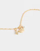 Cadena dorada con dije de strass y corazón de metal.
