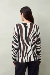 Sweater de punto liviano con estampado animal print estilizado en tonos neutros. De silueta relajada y tejido suave al tacto.