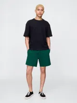 Short deportivo verde oscuro con cintura elástica y cordón ajustable.