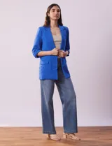 Blazer rojo de crepe marca Tahari, con cuello con solapa, abertura central, bolsillos delanteros y forro interno. Mangas 3/4 regulables con presilla y botón.