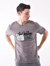 Remera negra de corte slim con estampado frontal de la palabra 'OVERLORD' en mayúsculas dentro de tres rectángulos blancos.