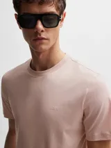 Camiseta color tostado de corte clásico con cuello redondo y logo bordado en el pecho.