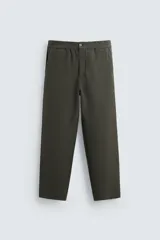 Pantalón verde oscuro de corte recto, con cintura elástica, bolsillos laterales y un bolsillo trasero. Cierre frontal con cremallera y botón.