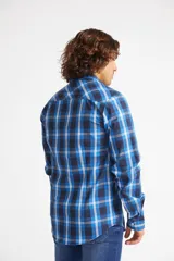 Camisa de hombre a cuadros color beige y azul marino, de corte slim fit, con mangas largas, cartera abotonada y logo bordado en el pecho. Confeccionada en algodón.