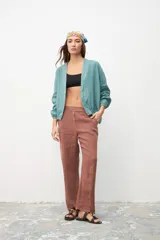 Pantalón de lino color chocolate, de corte recto y tiro alto.