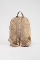 Mochila de sherpa color beige, con diseño suave y cierre superior, ideal para uso diario.