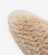 Pantuflas cerradas de mujer, color blanco, con textura de pelo largo y suave.