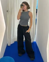 Pantalón negro de lino de corte holgado, con cintura elástica, dos bolsillos laterales y un bolsillo trasero.