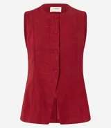 Chaleco rojo con cuello redondo, sin mangas y cierre frontal con botones forrados.