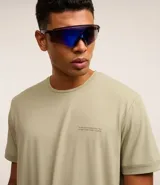 Remera deportiva color verde oliva, de corte regular, confeccionada en tejido texturizado con tecnología Dry. Presenta cuello redondo, mangas cortas y estampa lettering en el pecho.