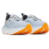Championes de running Under Armour Infinite Elite, color celeste con detalles en naranja y suela blanca.