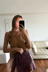 Top de cuero ovino color caramelo con detalles artesanales en pasamanería color fucsia vintage. Se puede usar solo o como chaleco con una camisa o remera por debajo.