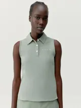Polo sin mangas color verde claro. Tejido micro piqué, ligero y muy transpirable. Patrón diseñado para estilizar y de inspiración retro. Aberturas laterales para mayor comodidad en tu actividad deportiva.