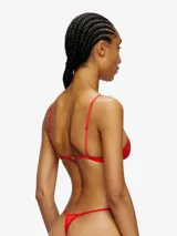 Sujetador de encaje rojo con tirantes finos ajustables y copas triangulares.