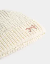 Gorro de lana color crema con detalle de moño bordado en el lateral.