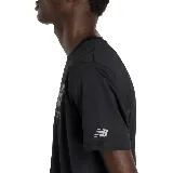 Remera deportiva negra de manga corta, con logo de New Balance estampado en el pecho en color gris y blanco.