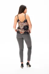 Pantalón gris elastizado de viscosa, corte de vestir, con bolsillo funcional en la delantera y falso bolsillo trasero.