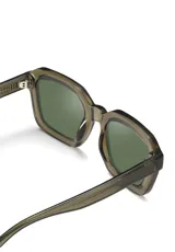 Lentes de sol Eco Shades modelo Romano con montura cuadrada azul traslúcido y lentes grises. Fabricados con acetato biodegradable y lentes de PMMA reciclado.