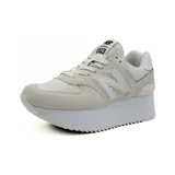 Championes New Balance color blanco hueso con plataforma alta y suela dentada.