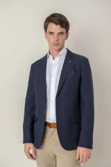 Saco color beige de corte slim fit confeccionado en tencel.