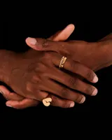 Anillo dorado con forma de corazón partido.