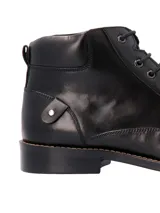 Bota de cuero color marrón con cordones, caña media y suela de goma.
