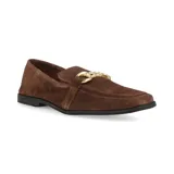 Mocasín marrón de gamuza con aplique de cadena dorada en el empeine.