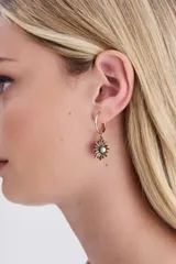 Aros dorados tipo argolla con dije de mariposa nacarada.