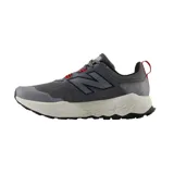 Championes de trail running New Balance MTGAROG2, color gris con detalles en negro y rojo.