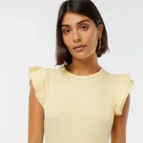 Camiseta amarilla de punto con cuello redondo y mangas cortas con volantes.