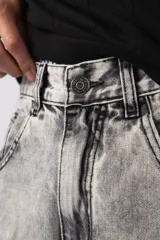 Bermuda de jean celeste, corte mom y estilo carpintero, con bolsillos laterales y traseros.