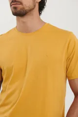 Remera celeste de algodón con escote en V y logo de ancla en relieve.