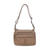 Bandolera de símil cuero color beige, con tres bolsillos frontales con cierre, un bolsillo trasero con cierre y bolsillos internos. Cuenta con una correa larga regulable.