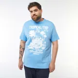 Camiseta celeste de manga corta con estampado blanco de palmeras y texto 'Tropical Trip Maui Island 14.772 Great Paradise Rainforest'.