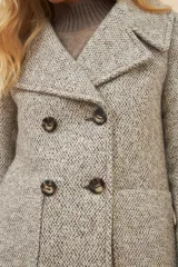 Chaquetón color crema con doble solapa, abrochadura doble, bolsillos delanteros y forro al tono.