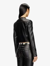 Chaqueta corta estilo biker para mujer, confeccionada en cuero sintético negro con detalles desgastados en las costuras. Presenta cuello mao con cierre a presión, cierre frontal con cremallera, bolsillos delanteros con cremallera y mangas largas.