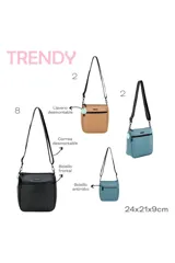 Bandolera rectangular color beige con correa larga negra regulable. Tiene cierre superior con cremallera negra y bolsillo frontal con cierre.