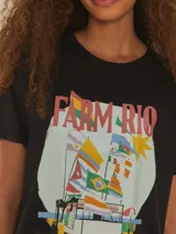 Camiseta negra de algodón con estampado de banderas y edificios de Copacabana.