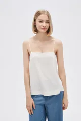 Blusa de lino color naranja, de corte ancho y cuello recto, con breteles finos.