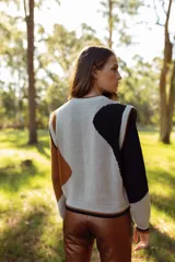 Sweater de punto con diseño abstracto en colores beige, marrón y negro.