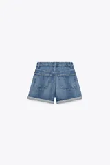 Bermuda de jean celeste, tiro alto, corte mom fit, con trabillas y cinco bolsillos.
