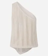Blusa de algodón color crema con textura de rayas verticales y escote asimétrico de un solo hombro.