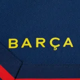 Short deportivo azul marino con cintura elástica ajustable con cordón, logo del FC Barcelona y la palabra "Barça" estampada.