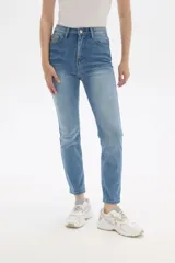 Pantalón de jean azul de tiro alto, corte skinny y bolsillos delanteros y traseros.