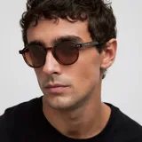 Lentes de sol con montura geométrica de acetato color carey (tortoise) y lentes marrones polarizadas con protección UV400.